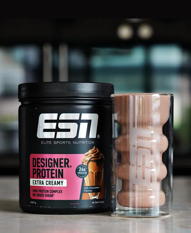 ESN Designer Protein Extra Creamy – Milk Chocolate, mit Glas