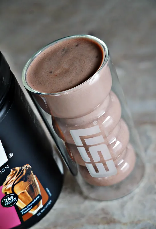 ESN Designer Protein Extra Creamy – Milk Chocolate, als Shake im Glas