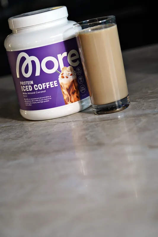 More Protein Iced Coffee – White Almond Coconut, mit Glas