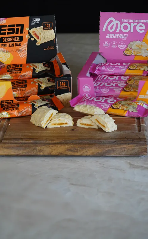 More Protein Satisbites – White Chocolate Maracuja Cream, im Vergleich, angeschnitten